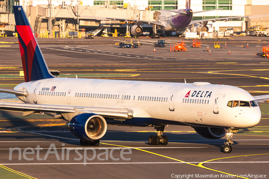 Delta Air Lines Boeing 757-351 (N587NW) | Photo 503150
