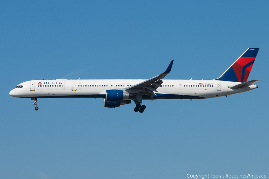 Delta Air Lines Boeing 757-351 (N588NW) | Photo 300188