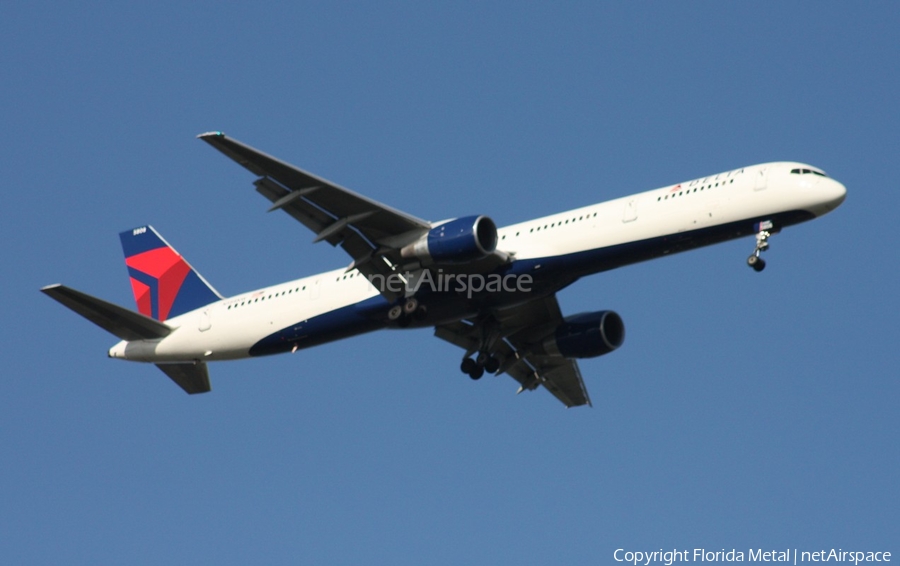 Delta Air Lines Boeing 757-351 (N588NW) | Photo 613597