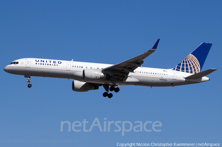 United Airlines Boeing 757-222 (N588UA) | Photo 158872