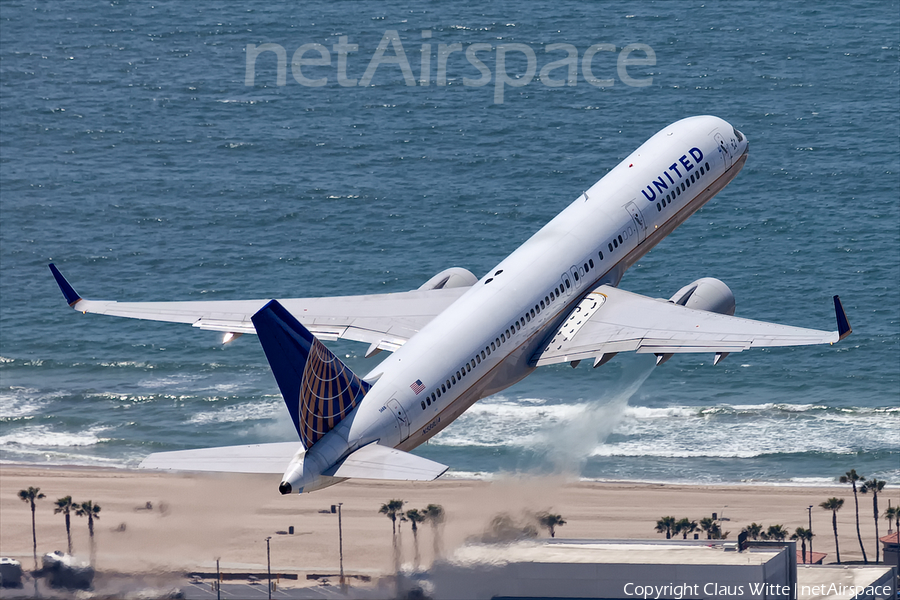 United Airlines Boeing 757-222 (N588UA) | Photo 307102