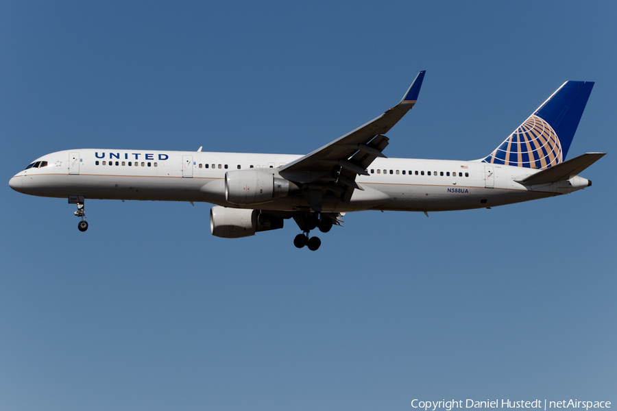 United Airlines Boeing 757-222 (N588UA) | Photo 446103