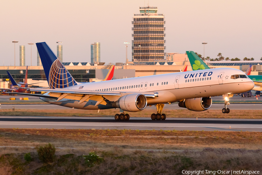 United Airlines Boeing 757-222 (N588UA) | Photo 489554