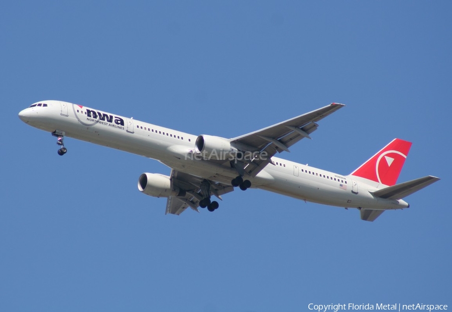 Northwest Airlines Boeing 757-351 (N589NW) | Photo 300993