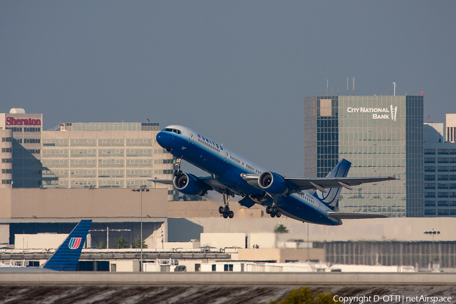 United Airlines Boeing 757-222 (N590UA) | Photo 279202