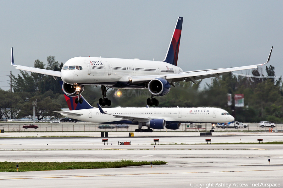 Delta Air Lines Boeing 757-351 (N592NW) | Photo 136438