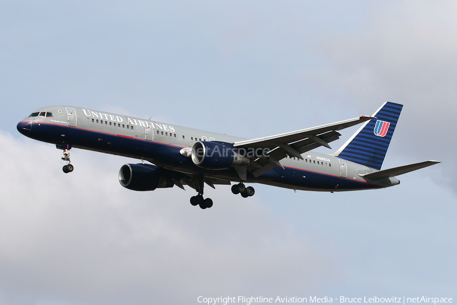 United Airlines Boeing 757-222 (N592UA) | Photo 174006