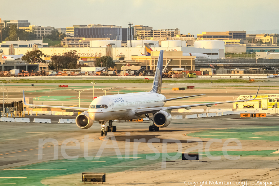 United Airlines Boeing 757-222 (N595UA) | Photo 438492