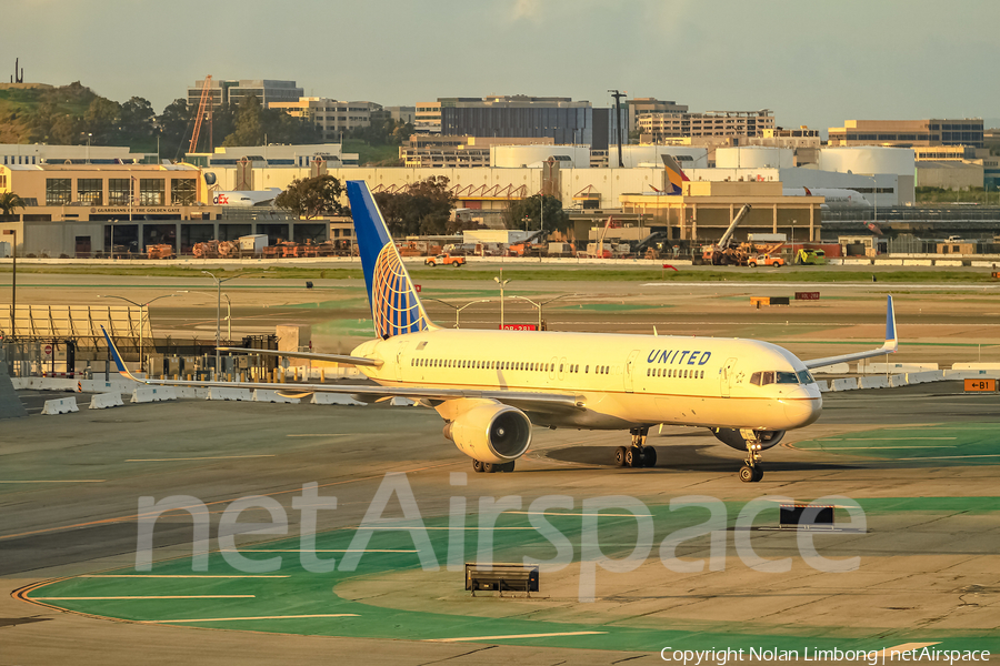 United Airlines Boeing 757-222 (N595UA) | Photo 438495