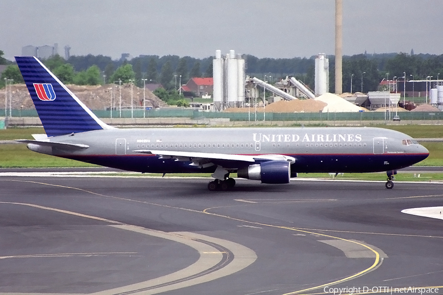 United Airlines Boeing 767-222(ER) (N602UA) | Photo 143107