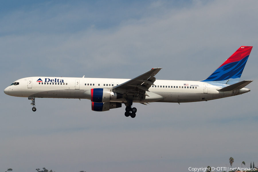 Delta Air Lines Boeing 757-232 (N607DL) | Photo 187054