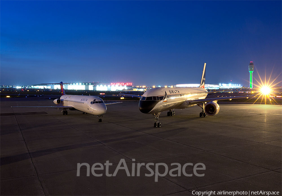 Delta Air Lines Boeing 757-232 (N608DA) | Photo 46241