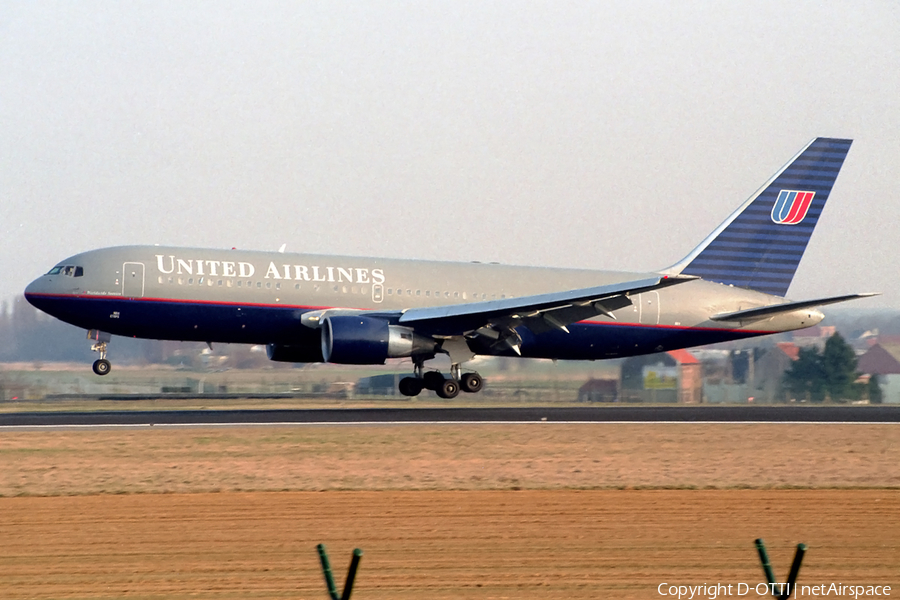 United Airlines Boeing 767-222(ER) (N611UA) | Photo 145478