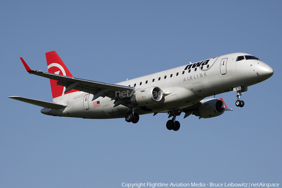 Northwest Airlink (Compass Airlines) Embraer ERJ-175LR (ERJ-170-200LR) (N616CZ) | Photo 89122