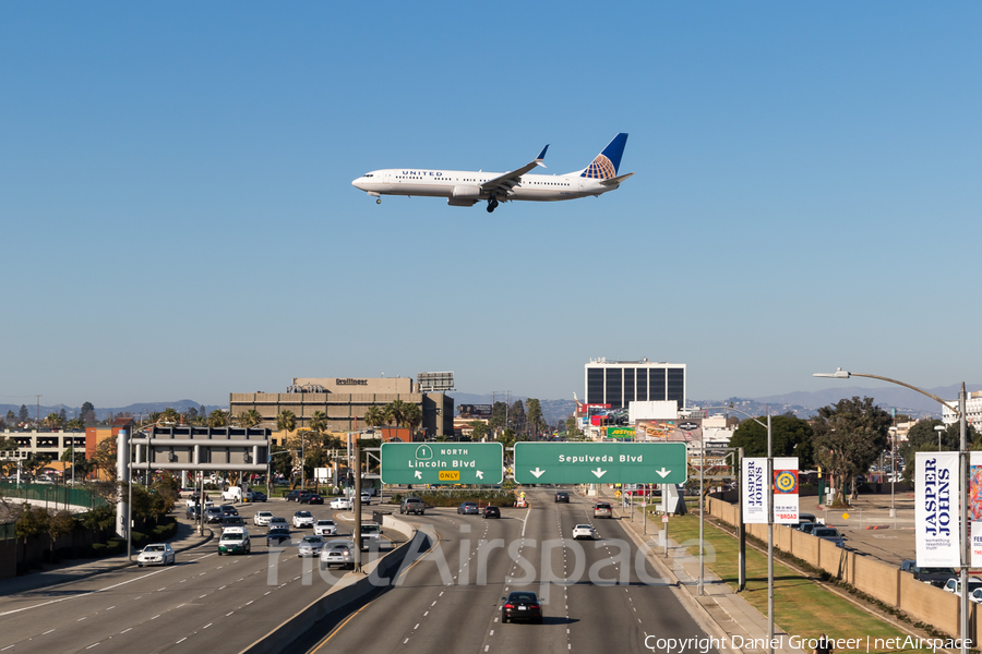 United Airlines Boeing 737-924(ER) (N61882) | Photo 238938