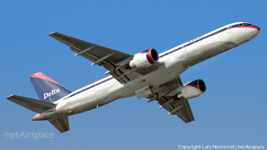 Delta Air Lines Boeing 757-232 (N621DL) | Photo 607670