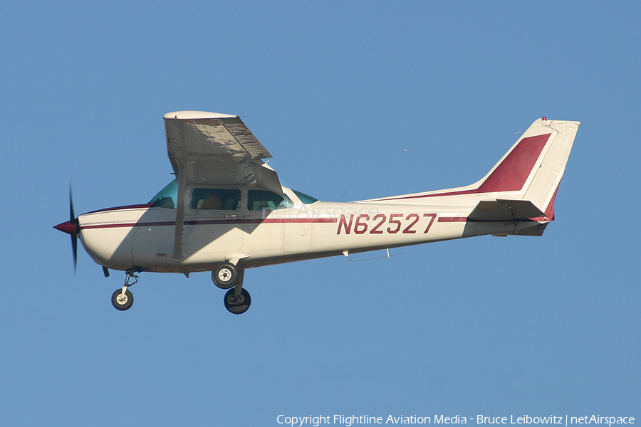 (Private) Cessna 172P Skyhawk (N62527) | Photo 177627