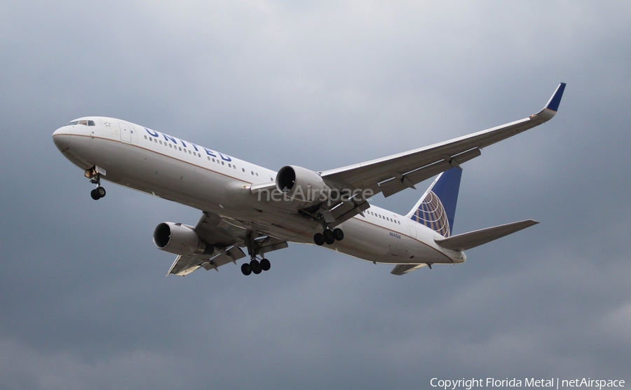 United Airlines Boeing 767-322(ER) (N641UA) | Photo 305031
