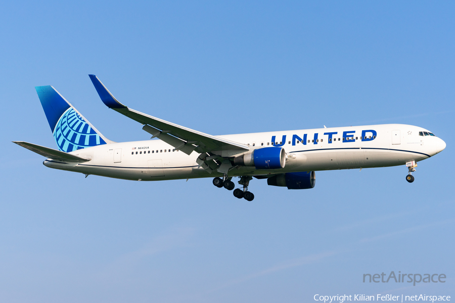 United Airlines Boeing 767-322(ER) (N642UA) | Photo 678641