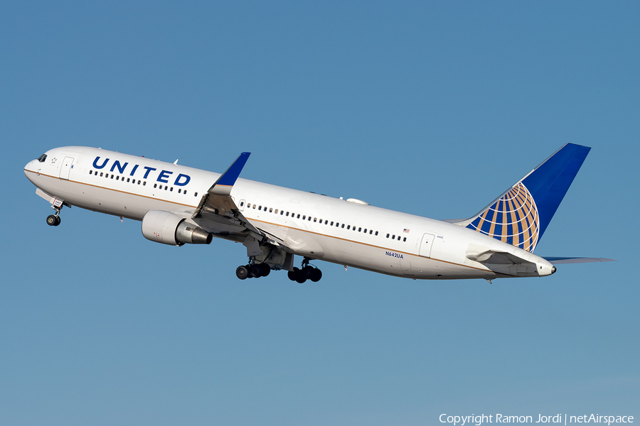 United Airlines Boeing 767-322(ER) (N642UA) | Photo 389412