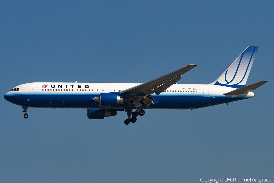 United Airlines Boeing 767-322(ER) (N642UA) | Photo 182968