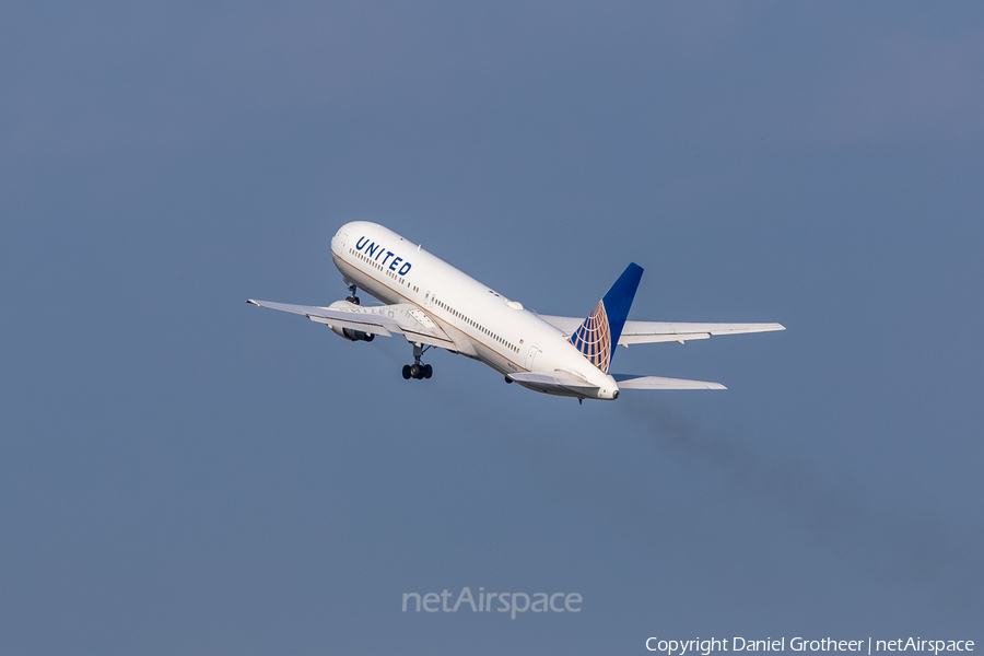 United Airlines Boeing 767-322(ER) (N643UA) | Photo 85198