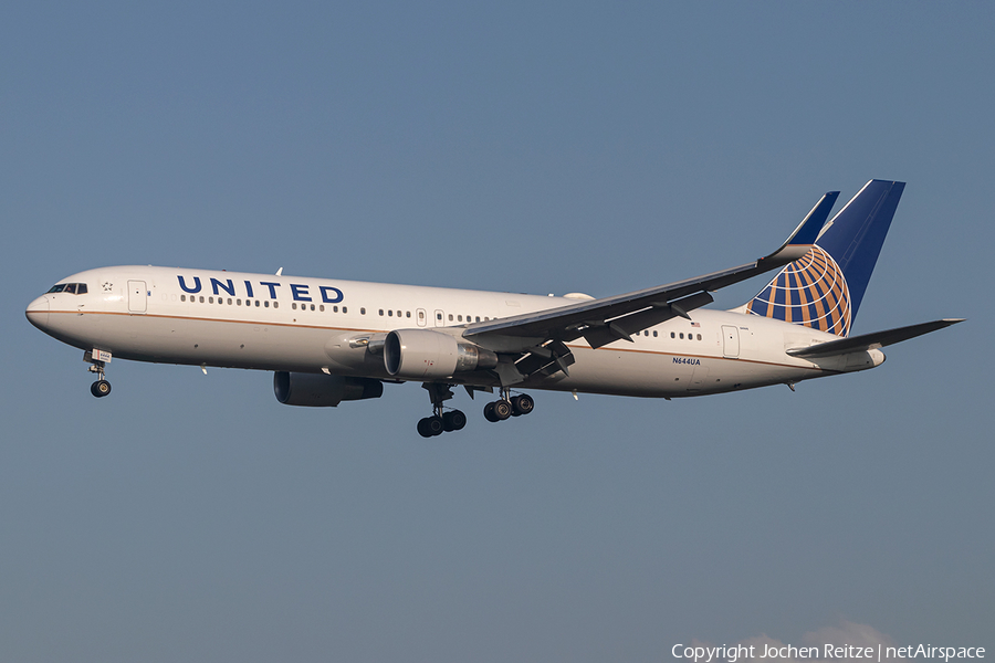 United Airlines Boeing 767-322(ER) (N644UA) | Photo 345801