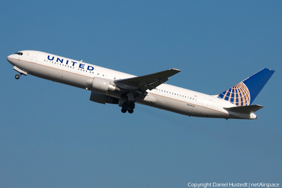 United Airlines Boeing 767-322(ER) (N644UA) | Photo 613983