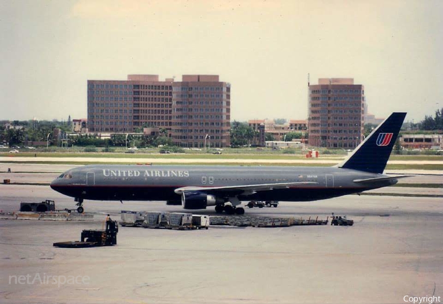 United Airlines Boeing 767-322(ER) (N647UA) | Photo 76211