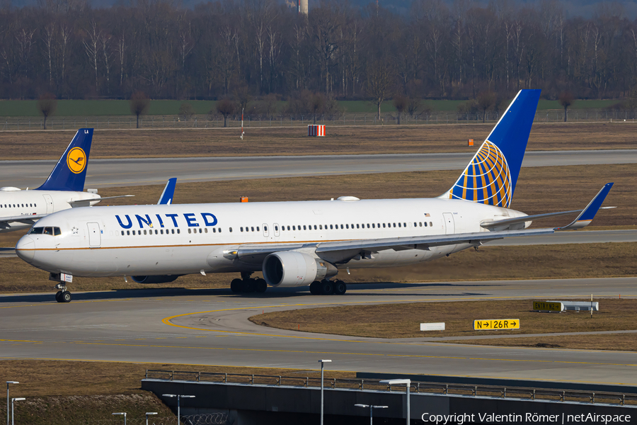 United Airlines Boeing 767-322(ER) (N647UA) | Photo 612323