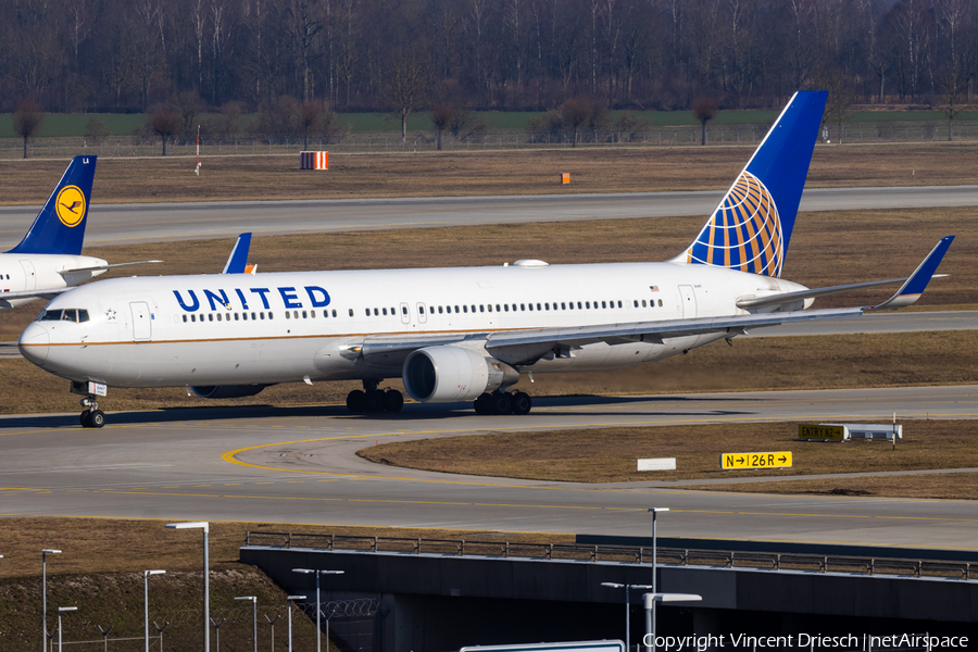United Airlines Boeing 767-322(ER) (N647UA) | Photo 648305