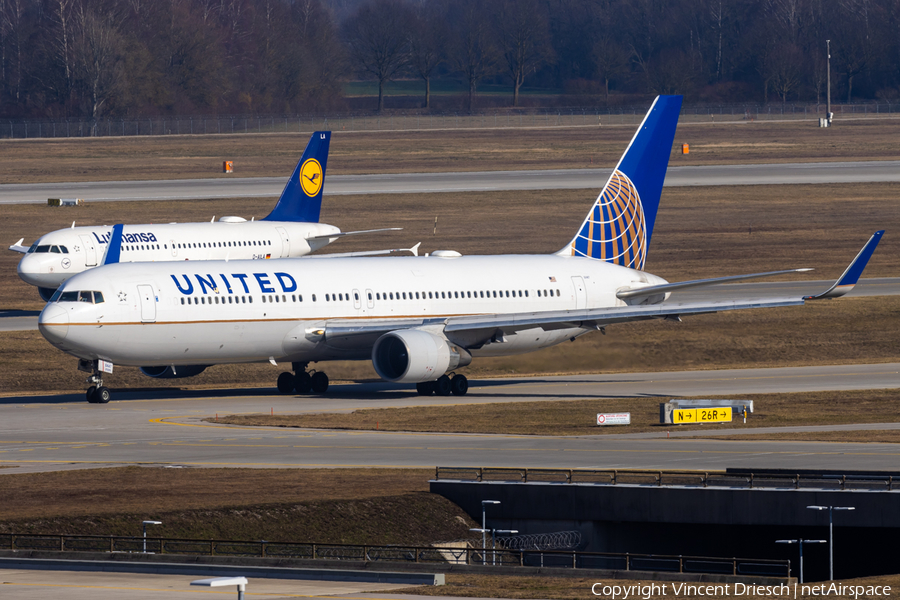 United Airlines Boeing 767-322(ER) (N647UA) | Photo 648306