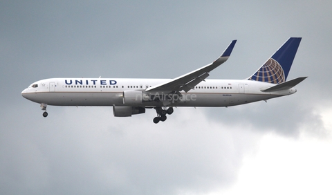 United Airlines Boeing 767-322(ER) (N648UA) at  Chicago - O'Hare International, United States