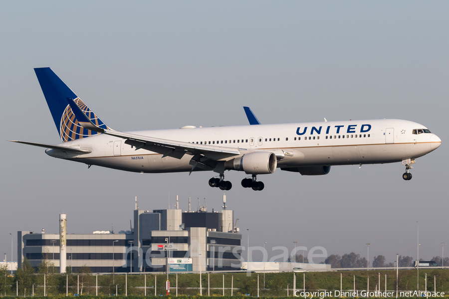 United Airlines Boeing 767-322(ER) (N651UA) | Photo 331425