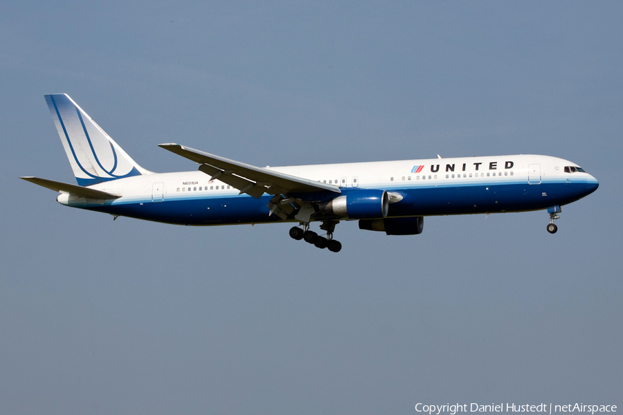 United Airlines Boeing 767-322(ER) (N651UA) | Photo 658826
