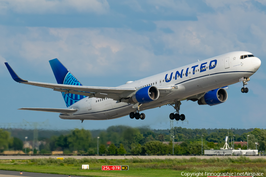 United Airlines Boeing 767-322(ER) (N651UA) | Photo 583658