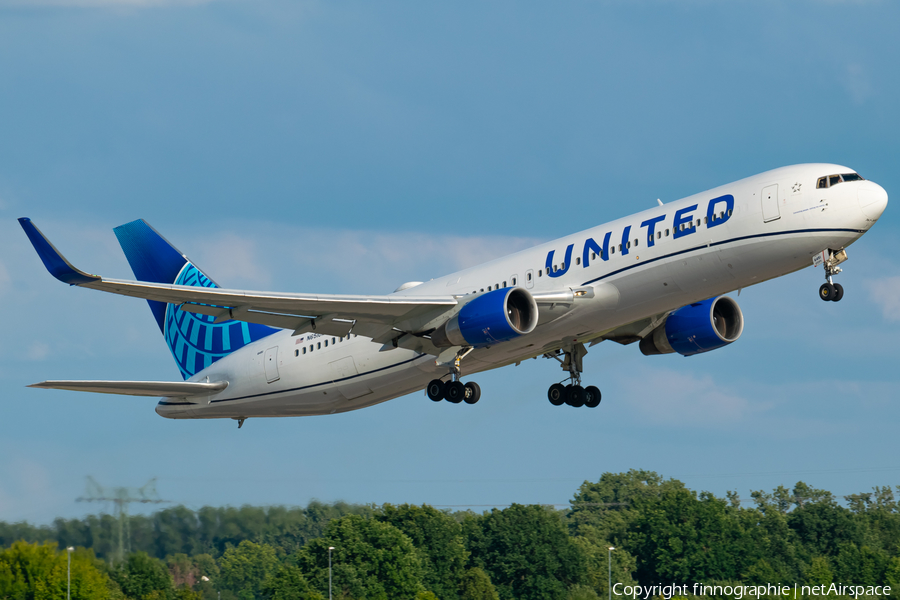 United Airlines Boeing 767-322(ER) (N651UA) | Photo 583659
