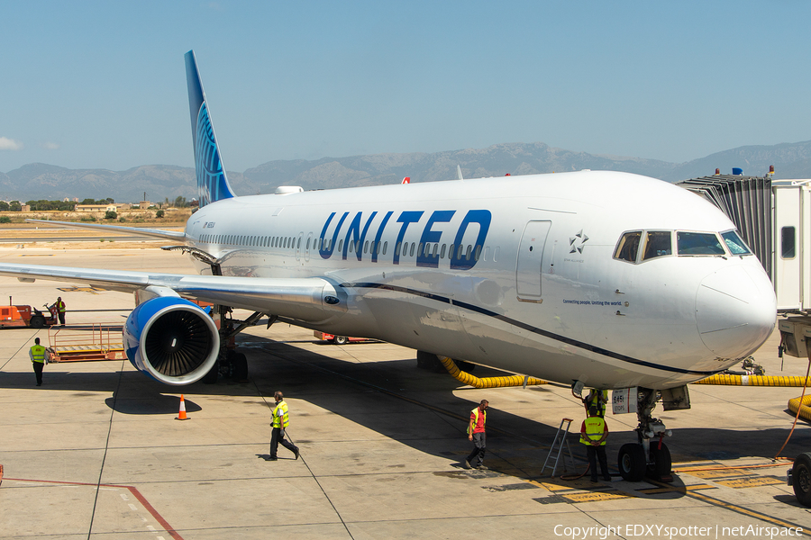 United Airlines Boeing 767-322(ER) (N651UA) | Photo 519599