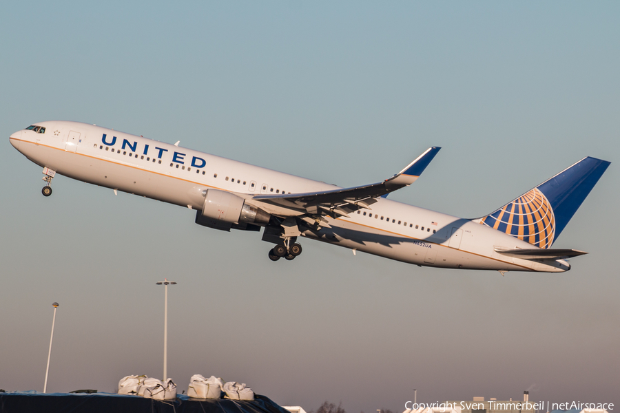 United Airlines Boeing 767-322(ER) (N652UA) | Photo 365316