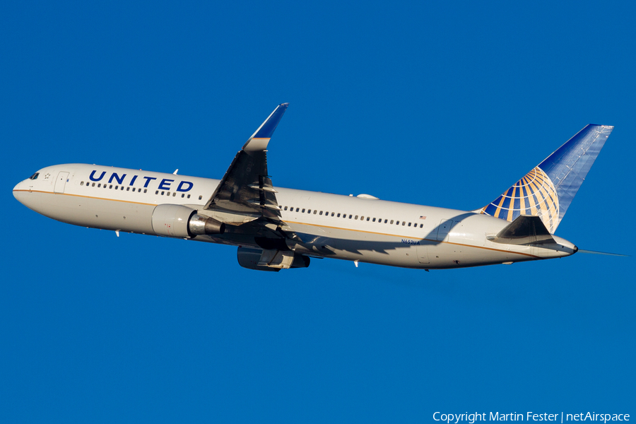 United Airlines Boeing 767-322(ER) (N652UA) | Photo 365586