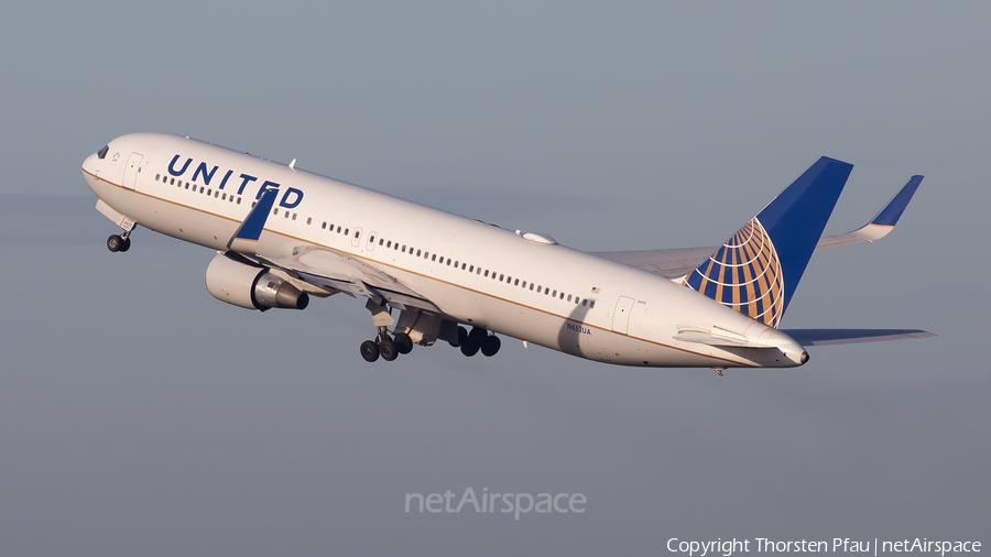 United Airlines Boeing 767-322(ER) (N652UA) | Photo 440239
