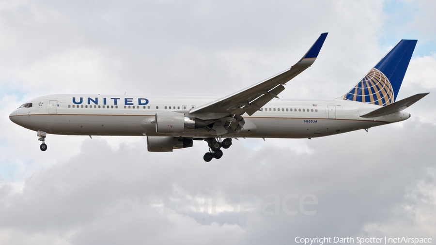 United Airlines Boeing 767-322(ER) (N652UA) | Photo 182369