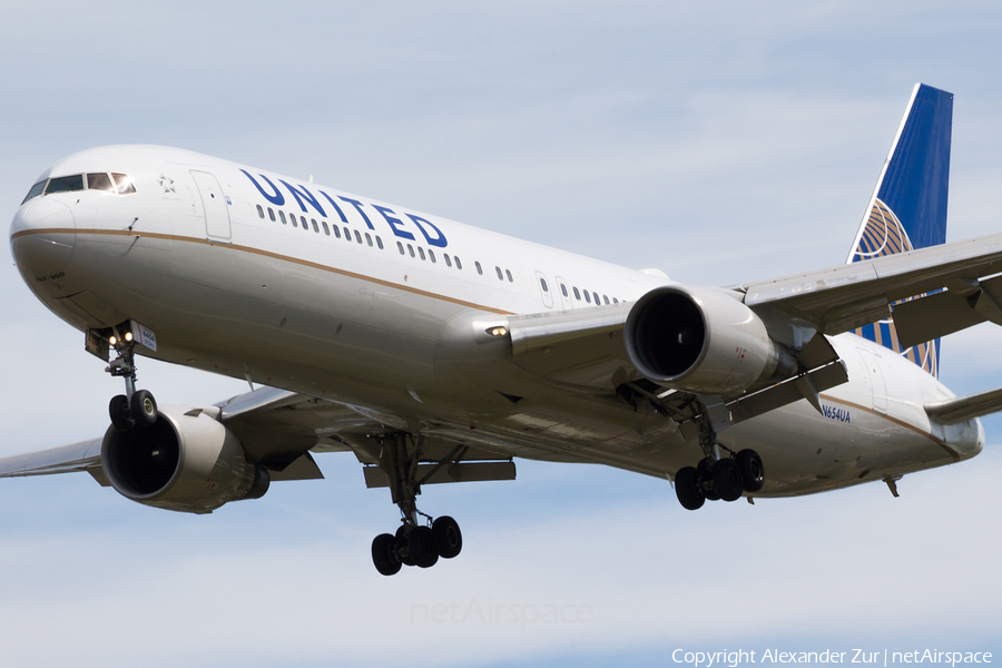 United Airlines Boeing 767-322(ER) (N654UA) | Photo 139243