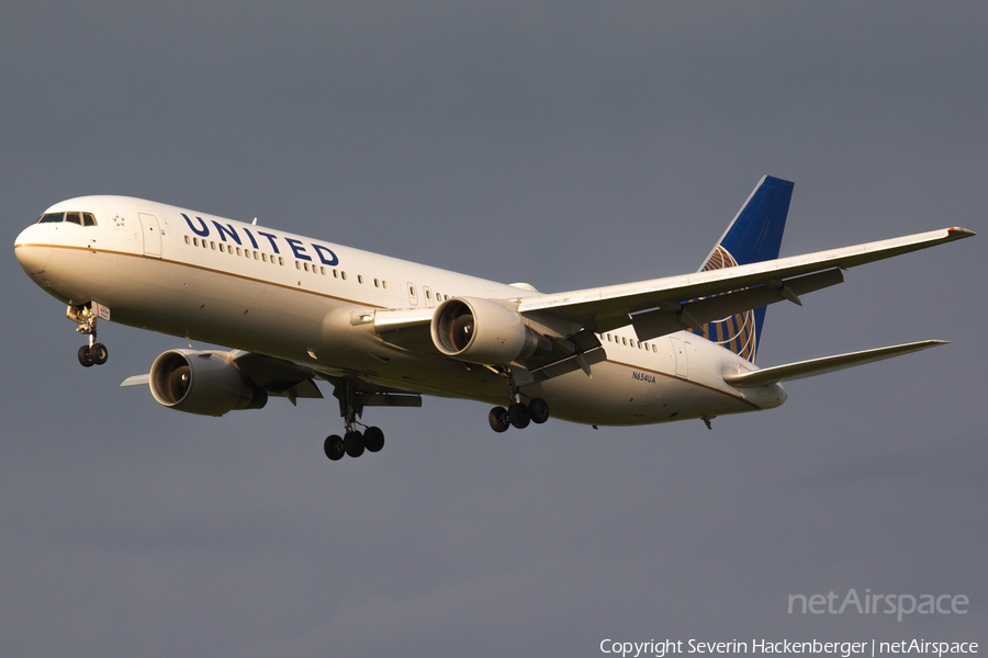 United Airlines Boeing 767-322(ER) (N654UA) | Photo 205132