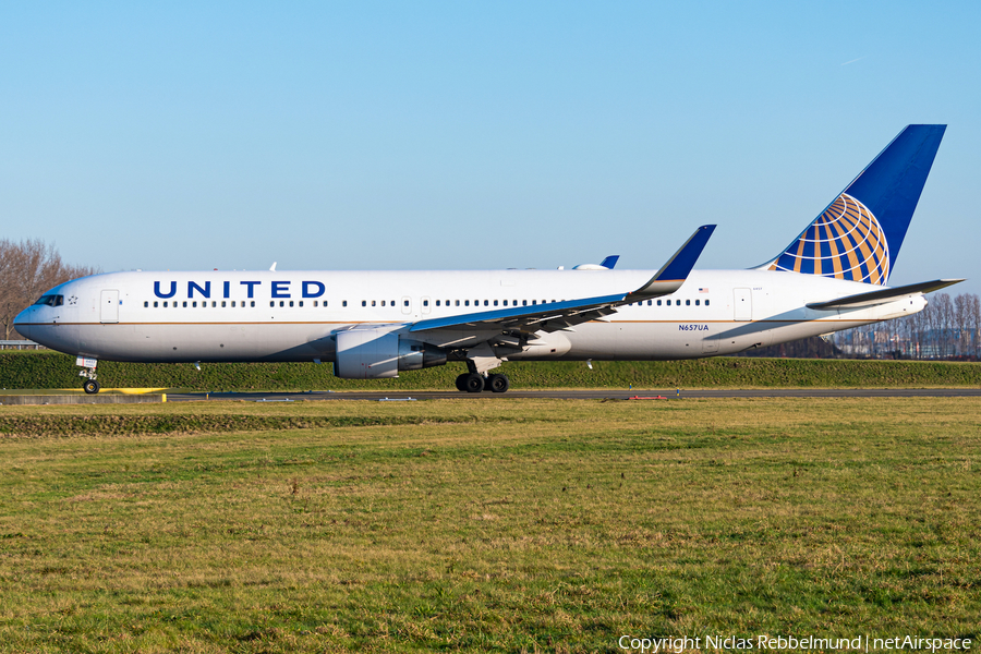 United Airlines Boeing 767-322(ER) (N657UA) | Photo 364774