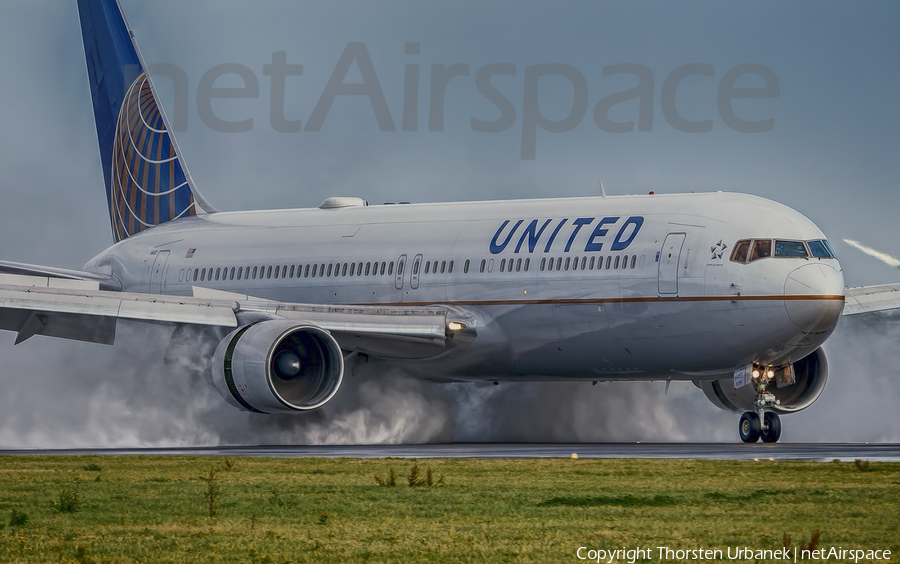 United Airlines Boeing 767-322(ER) (N657UA) | Photo 399512