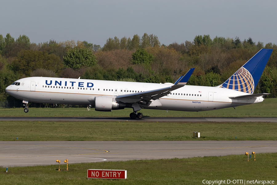 United Airlines Boeing 767-322(ER) (N657UA) | Photo 161857