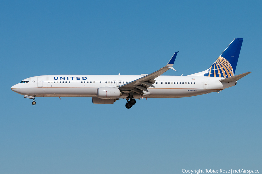 United Airlines Boeing 737-924(ER) (N65832) | Photo 296968