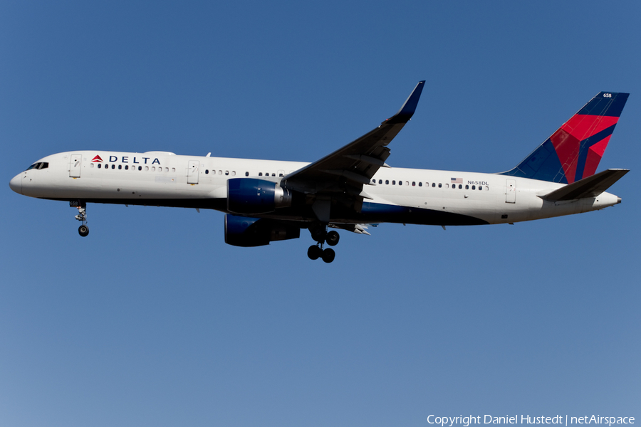Delta Air Lines Boeing 757-232 (N658DL) | Photo 448554