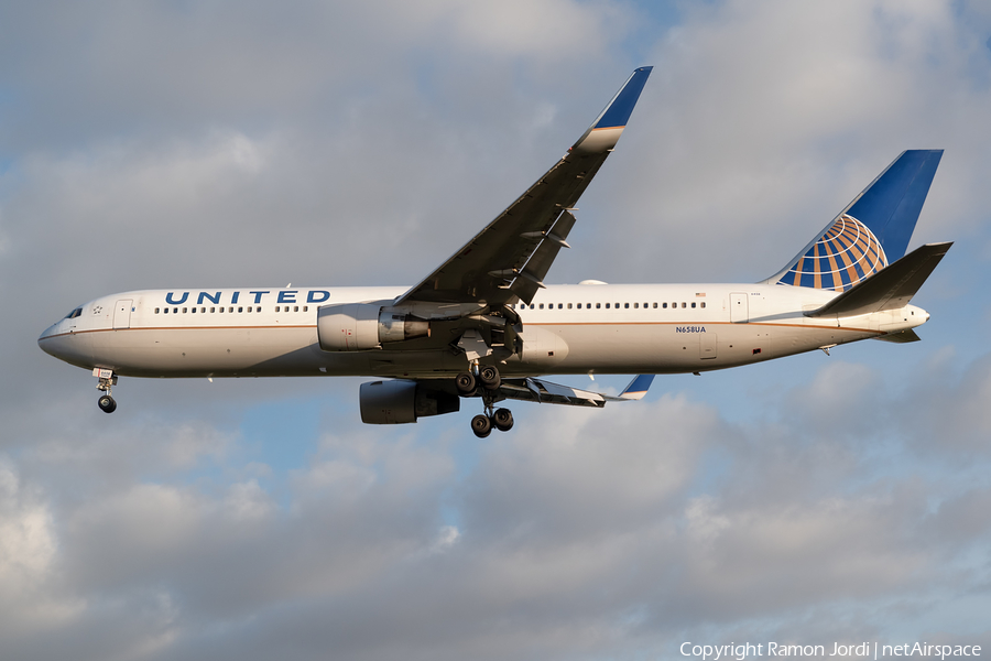 United Airlines Boeing 767-322(ER) (N658UA) | Photo 479420